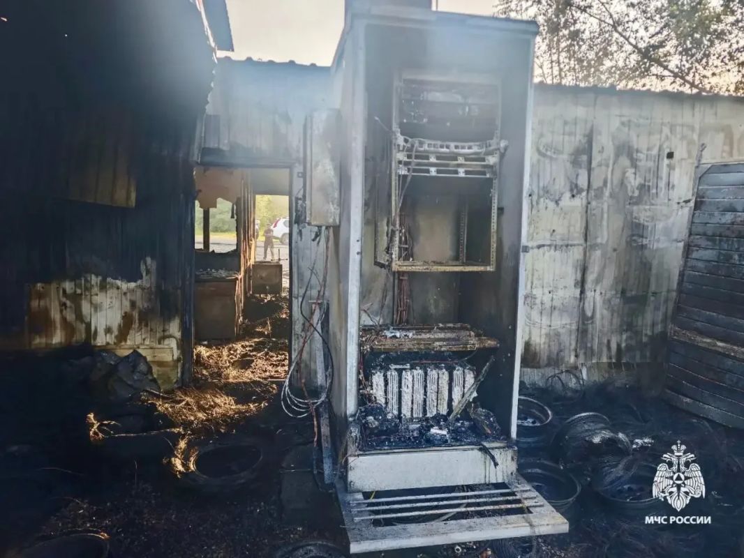 Ночной пожар в Пятигорске. Сегодня в 3 часа ночи на улице Бульварной загорелся шиномонтаж Ночной пожар в Пятигорске. Сегодня в 3 часа ночи на улице Бульварной загорелся шиномонтаж