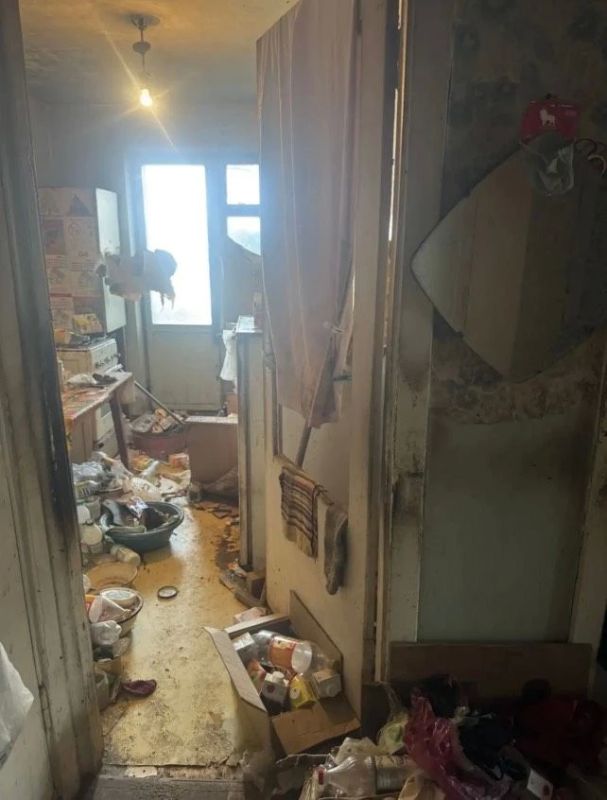 В Кисловодске вскрыли квартиру из-за запаха и нашли тело пенсионерки В Кисловодске вскрыли квартиру из-за запаха и нашли тело пенсионерки