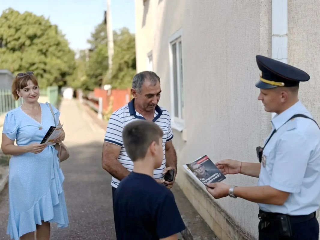 Полицейские Курского округа дали важные советы местным жителям, как не стать жертвой мошенников Полицейские Курского округа дали важные советы местным жителям, как не стать жертвой мошенников