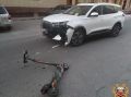 Ставрополе на дворовой территории столкнулись автомобиль и электросамокат