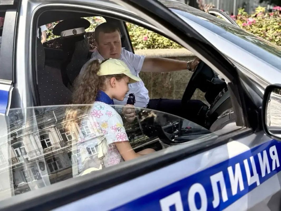 В Ставрополе подростки поговорили о дорожной безопасности с автоинспекторами и мотоциклистами В Ставрополе подростки поговорили о дорожной безопасности с автоинспекторами и мотоциклистами