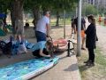 В эти минуты на городском озере участники активно готовят инвентарь к заплыву