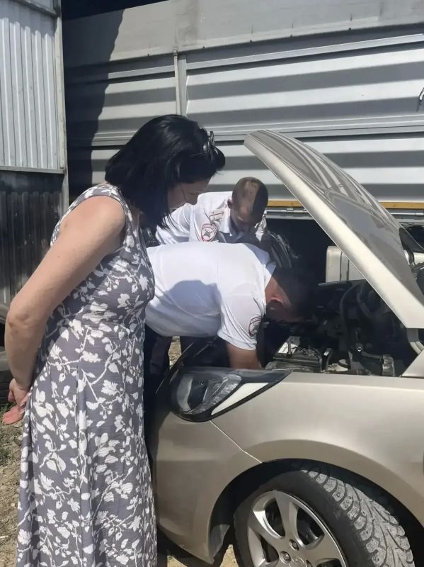 Автоинспекторы Ставрополья помогли автомобилистке, устранив поломку авто Автоинспекторы Ставрополья помогли автомобилистке, устранив поломку авто