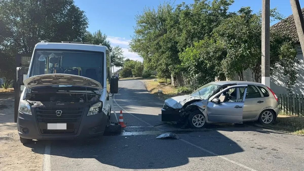В Петровском округе в ДТП с микроавтобусом пострадали 3 человека