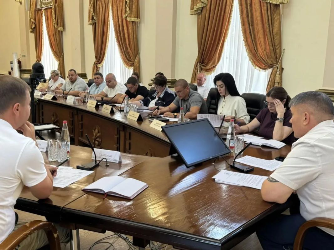 Сегодня в Ессентуках прошло заседание антитеррористической комиссии под председательством главы города Владимира Крутникова Сегодня в Ессентуках прошло заседание антитеррористической комиссии под председательством главы города Владимира Крутникова