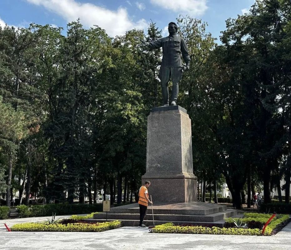 Дмитрий Ворошилов: На всех клумбах в сквере Кирова высажены цветы