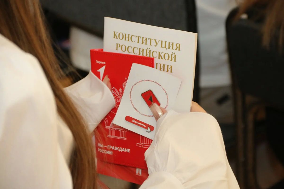 В Ставрополе сотрудники полиции краевого Главка и представители Общественного совета приняли участие в церемонии вручения паспортов юным гражданам В Ставрополе сотрудники полиции краевого Главка и представители Общественного совета приняли участие в церемонии вручения паспортов юным гражданам