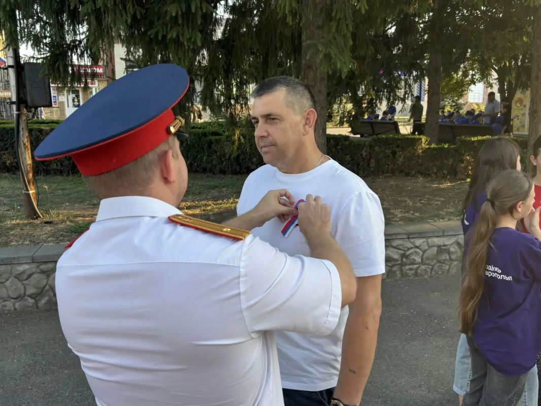 В Петровском округе следователи СКР приняли участие в мероприятиях по случаю празднования Дня Государственного флага Российской Федерации В Петровском округе следователи СКР приняли участие в мероприятиях по случаю празднования Дня Государственного флага Российской Федерации