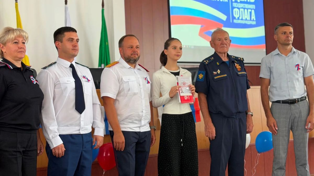 В Кочубеевском и в Шпаковском округах сотрудники СКР приняли участие в торжественном вручении паспортов юным гражданам Российской Федерации В Кочубеевском и в Шпаковском округах сотрудники СКР приняли участие в торжественном вручении паспортов юным гражданам Российской Федерации