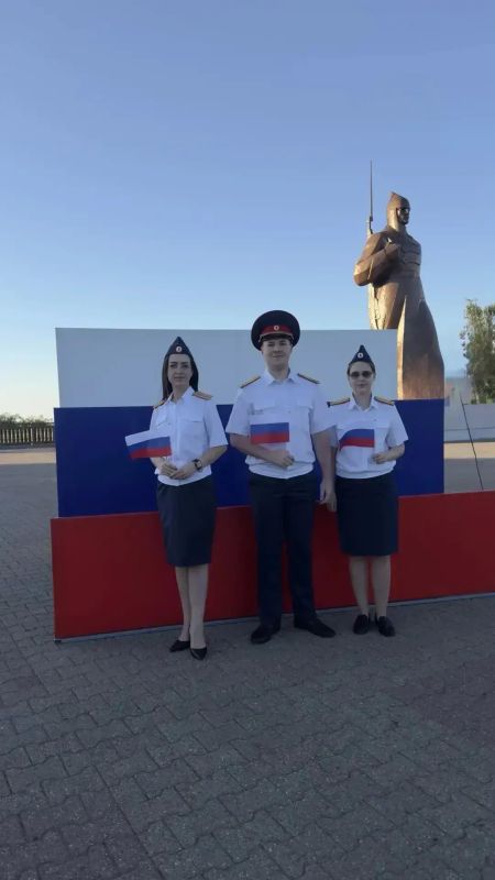 В Ставрополе в День Государственного флага Российской Федерации сотрудники СК России приняли участие в тематическом фотопроекте В Ставрополе в День Государственного флага Российской Федерации сотрудники СК России приняли участие в тематическом фотопроекте