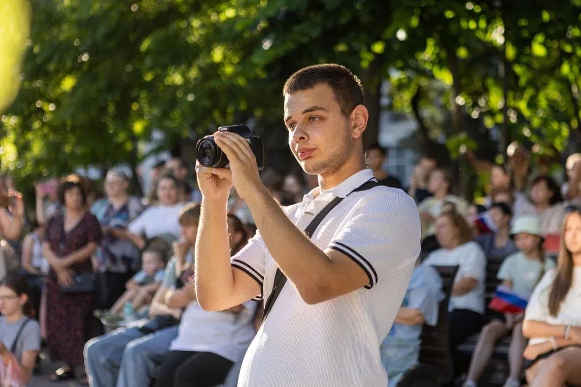 Дмитрий Ворошилов: Праздничный день завершился концертом в парке Цветник Дмитрий Ворошилов: Праздничный день завершился концертом в парке Цветник