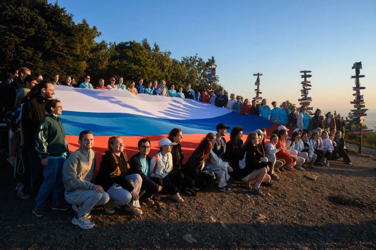 Участники XVII Всероссийского молодёжного форума «Машук» отпраздновали День Государственного флага восхождением на гору Машук Участники XVII Всероссийского молодёжного форума «Машук» отпраздновали День Государственного флага восхождением на гору Машук