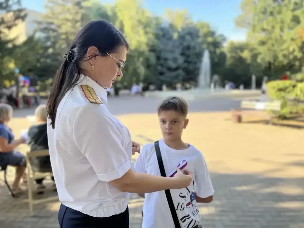 В Петровском округе следователи СКР приняли участие в мероприятиях по случаю празднования Дня Государственного флага Российской Федерации В Петровском округе следователи СКР приняли участие в мероприятиях по случаю празднования Дня Государственного флага Российской Федерации