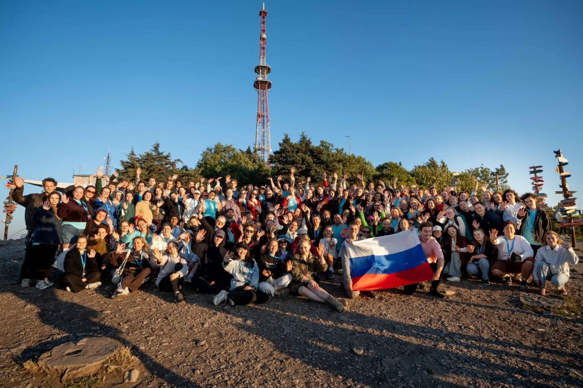 Участники XVII Всероссийского молодёжного форума «Машук» отпраздновали День Государственного флага восхождением на гору Машук Участники XVII Всероссийского молодёжного форума «Машук» отпраздновали День Государственного флага восхождением на гору Машук