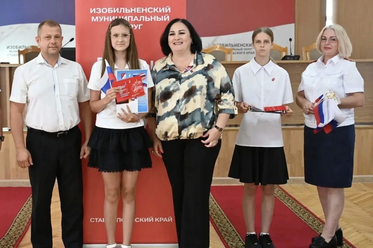 В Изобильненском и в Александровском округах офицеры СК России приняли участие в патриотических мероприятиях ко Дню Государственного флага Российской Федерации В Изобильненском и в Александровском округах офицеры СК России приняли участие в патриотических мероприятиях ко Дню Государственного флага Российской Федерации