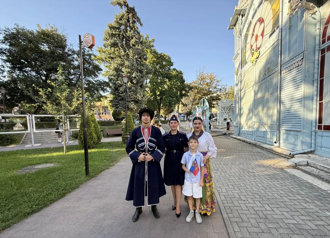 В Георгиевске и в Пятигорске сотрудники СКР приняли участие в праздничных мероприятиях в честь празднования Дня Государственного флага Российской Федерации В Георгиевске и в Пятигорске сотрудники СКР приняли участие в праздничных мероприятиях в честь празднования Дня Государственного флага Российской Федерации