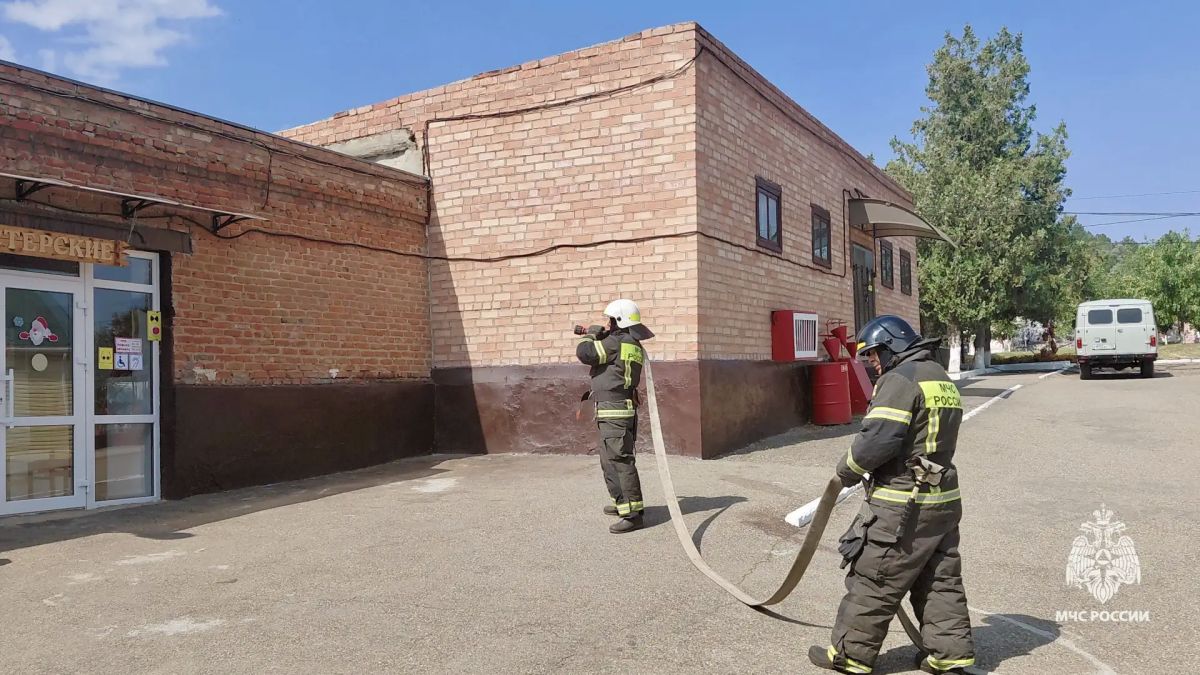 Слаженность огнеборцев МЧС Ставрополья и добровольцев не оставила огню ни шанса Слаженность огнеборцев МЧС Ставрополья и добровольцев не оставила огню ни шанса