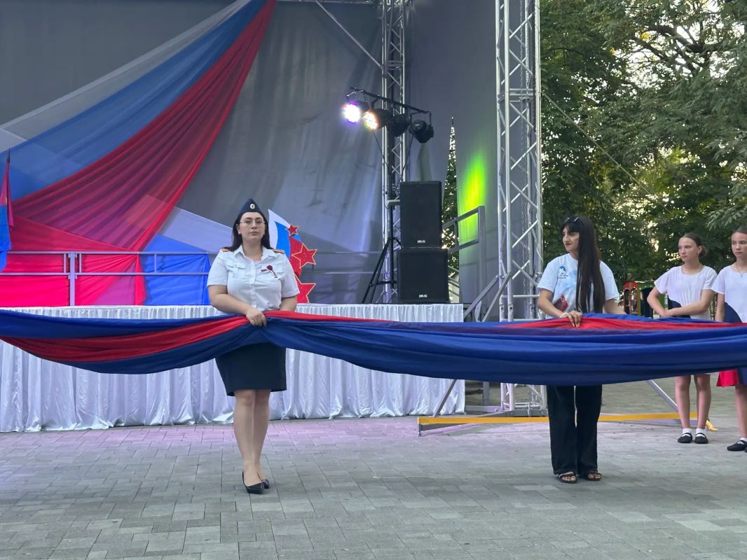 В Георгиевске и в Пятигорске сотрудники СКР приняли участие в праздничных мероприятиях в честь празднования Дня Государственного флага Российской Федерации В Георгиевске и в Пятигорске сотрудники СКР приняли участие в праздничных мероприятиях в честь празднования Дня Государственного флага Российской Федерации
