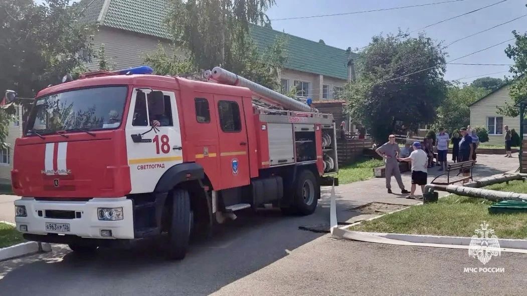 Слаженность огнеборцев МЧС Ставрополья и добровольцев не оставила огню ни шанса Слаженность огнеборцев МЧС Ставрополья и добровольцев не оставила огню ни шанса
