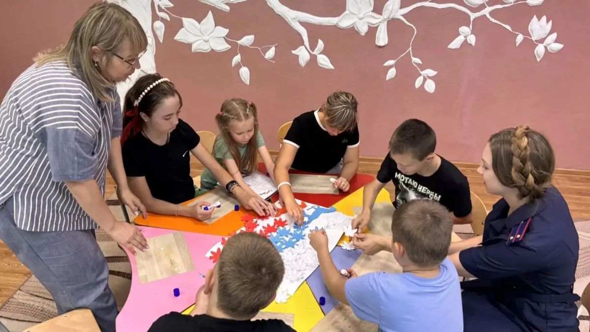 В Ипатово сотрудники СКР провели для воспитанников подшефного учреждения патриотический урок по случаю празднования Дня Государственного флага России В Ипатово сотрудники СКР провели для воспитанников подшефного учреждения патриотический урок по случаю празднования Дня Государственного флага России