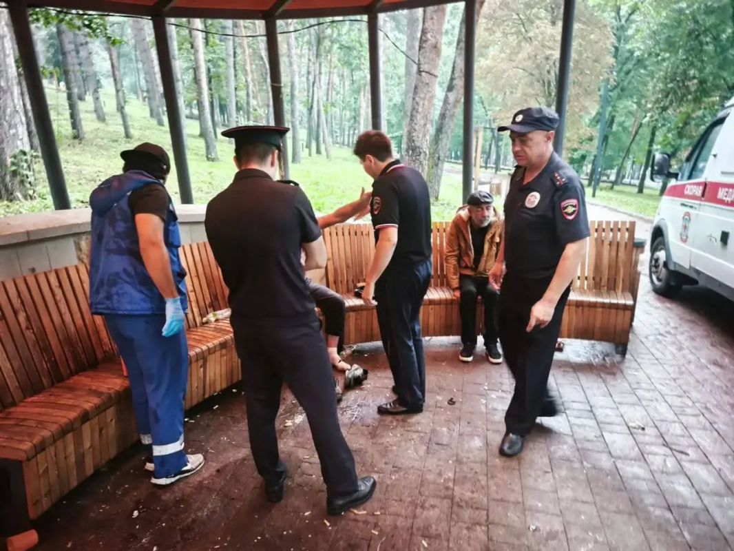 Крепко выпившую компанию задержали сотрудники полиции в одном из гротов Кисловодска
