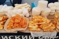 На главной площади города вовсю кипит предпраздничная жизнь: разворачивается уютная ярмарка, готовятся площадки для ярких выставок - совсем скоро здесь будет чем полюбоваться и что приобрести на память о курорте