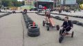 А тем временем на Театральной площади, несмотря на порывистый ветер и первые капли начинающегося дождя, вовсю кипит праздник - идёт второй день торжеств в честь Дня города Ессентуки