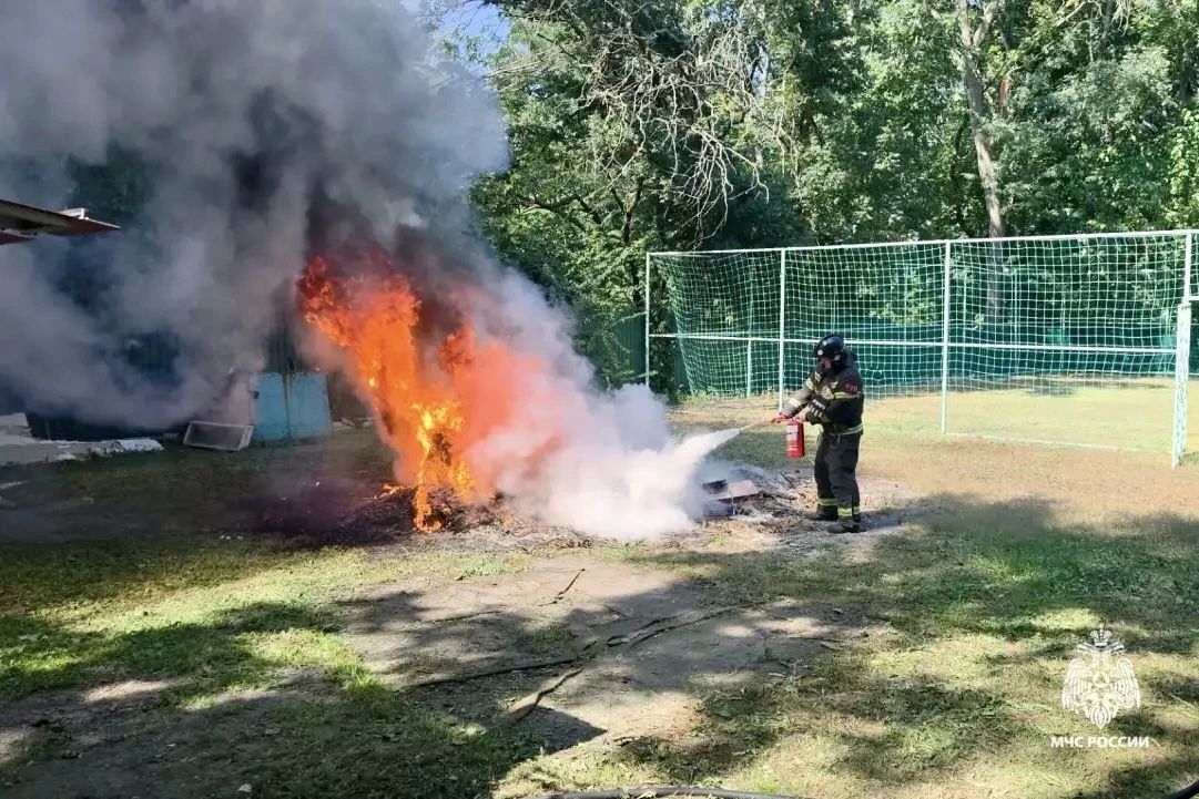 Сотрудники МЧС Ставрополья продолжают обучать правилам пожарной безопасности Сотрудники МЧС Ставрополья продолжают обучать правилам пожарной безопасности