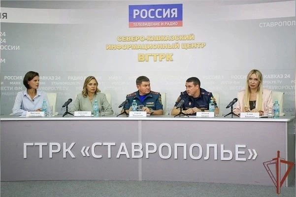 Заместитель начальника Управления вневедомственной охраны Росгвардии по Ставропольскому краю подполковник полиции Алексей Заварин выступил на пресс-конференции, посвященной готовности образовательных учреждений региона к...