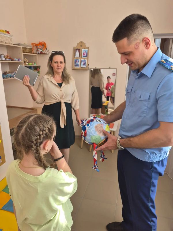 В преддверии Дня знаний представители прокуратуры посетили воспитанников детского дома в поселке Солнечнодольске В преддверии Дня знаний представители прокуратуры посетили воспитанников детского дома в поселке Солнечнодольске