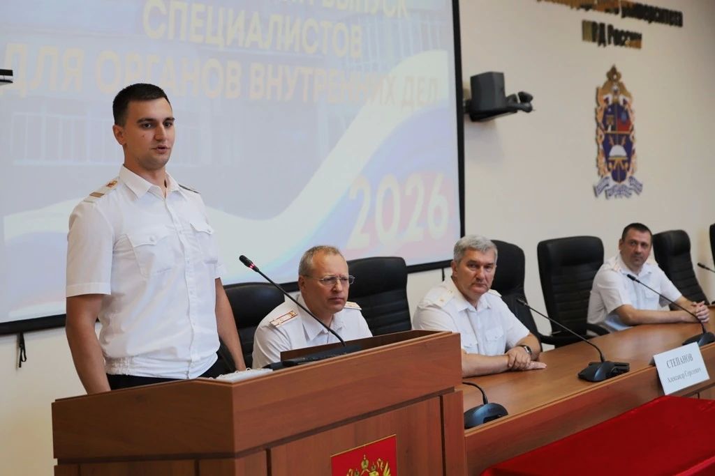 Заместитель начальника краевого Главка Александр Степанов вручил дипломы выпускникам Ставропольского филиала Краснодарского университета МВД России Заместитель начальника краевого Главка Александр Степанов вручил дипломы выпускникам Ставропольского филиала Краснодарского университета МВД России