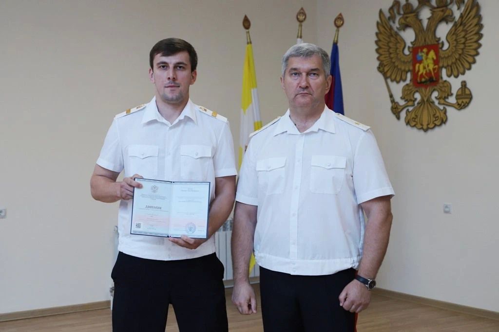 Заместитель начальника краевого Главка Александр Степанов вручил дипломы выпускникам Ставропольского филиала Краснодарского университета МВД России Заместитель начальника краевого Главка Александр Степанов вручил дипломы выпускникам Ставропольского филиала Краснодарского университета МВД России