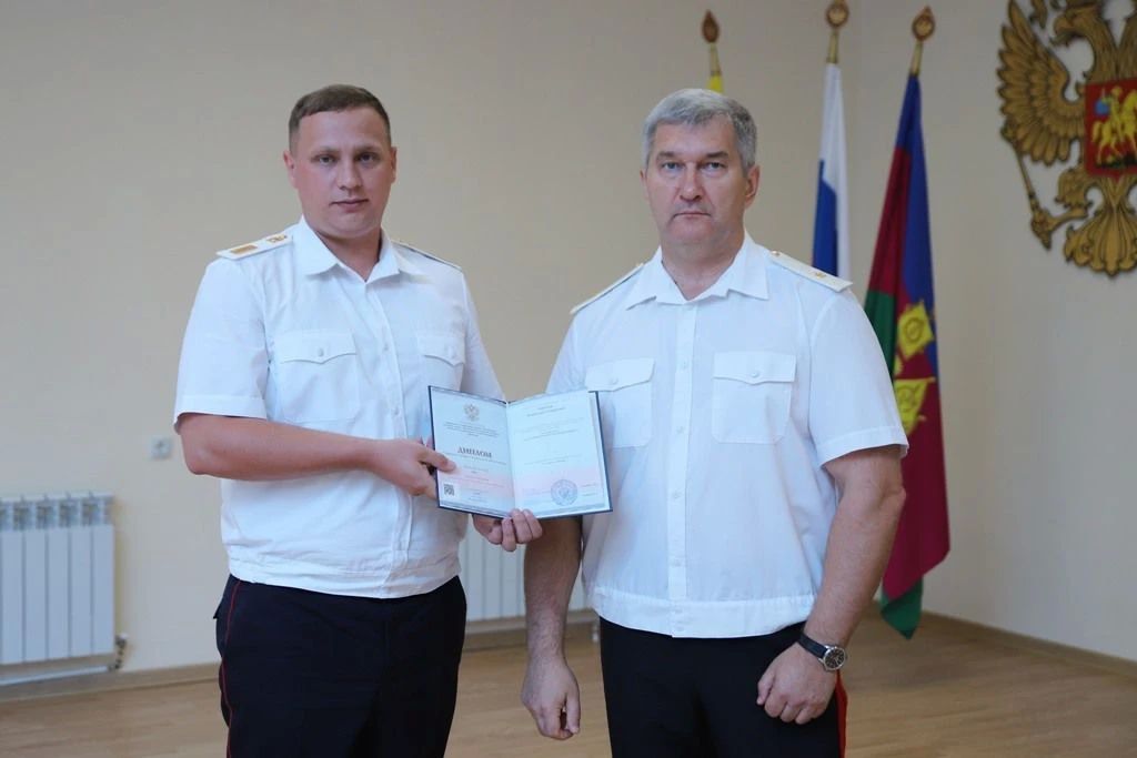 Заместитель начальника краевого Главка Александр Степанов вручил дипломы выпускникам Ставропольского филиала Краснодарского университета МВД России Заместитель начальника краевого Главка Александр Степанов вручил дипломы выпускникам Ставропольского филиала Краснодарского университета МВД России