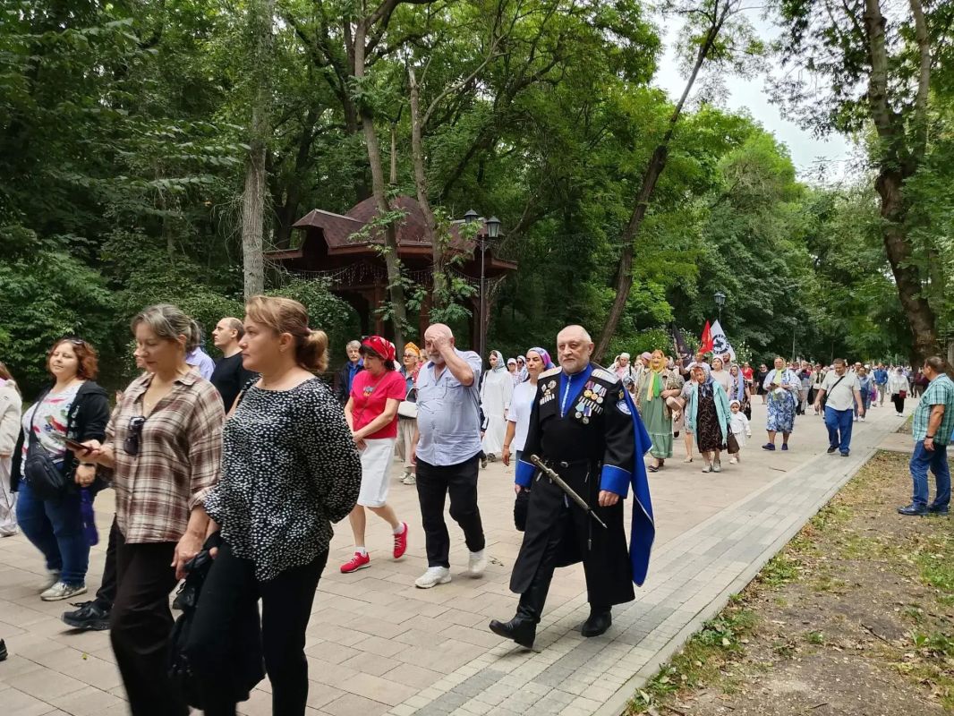 В светлый День города Ессентуки объединяются в торжественном крестном ходе - так бережно хранят горожане связь с историей и традициями родного края В светлый День города Ессентуки объединяются в торжественном крестном ходе - так бережно хранят горожане связь с историей и традициями родного края