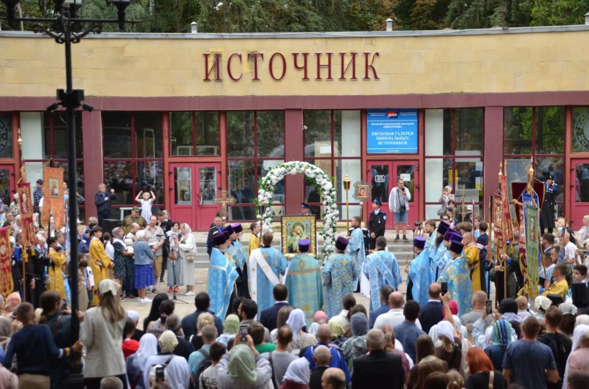 В День 201летия Ессентуков празднование началось с масштабного крестного хода - в нём приняли участие более 2000 горожан В День 201летия Ессентуков празднование началось с масштабного крестного хода - в нём приняли участие более 2000 горожан