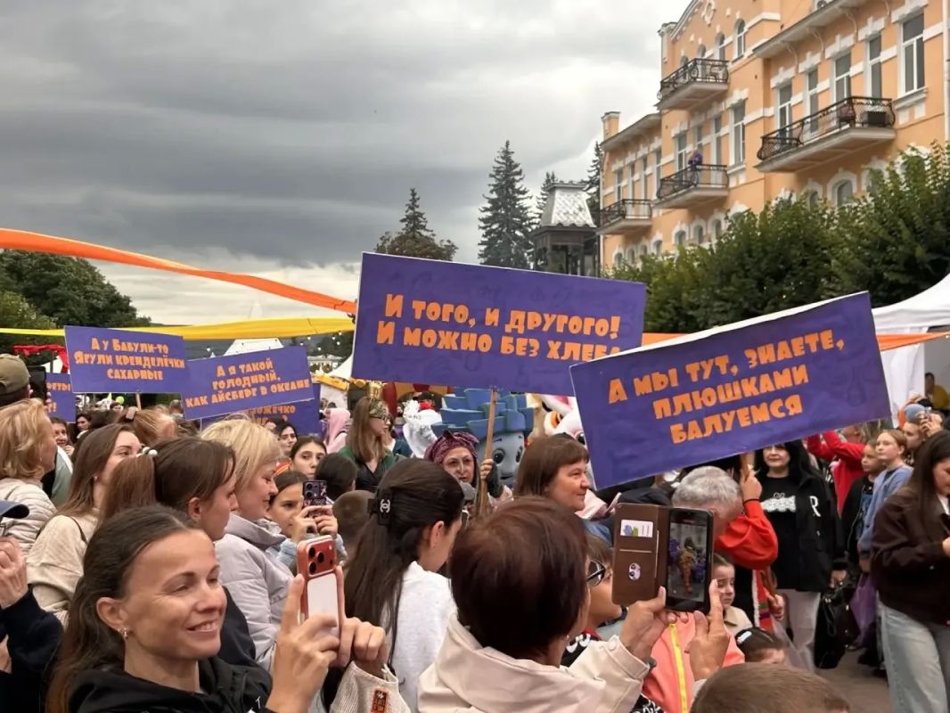 Евгений Моисеев: Более 100 мультгероев прошли километровый парад вместе с гостями фестиваля Евгений Моисеев: Более 100 мультгероев прошли километровый парад вместе с гостями фестиваля