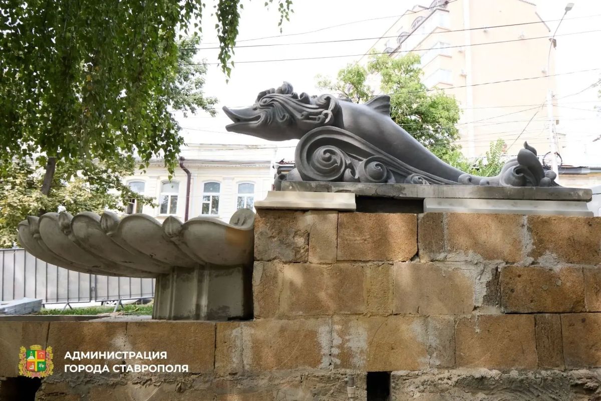 Декоративная стенка «Дельфины» в Ставрополе в разное время Декоративная стенка «Дельфины» в Ставрополе в разное время