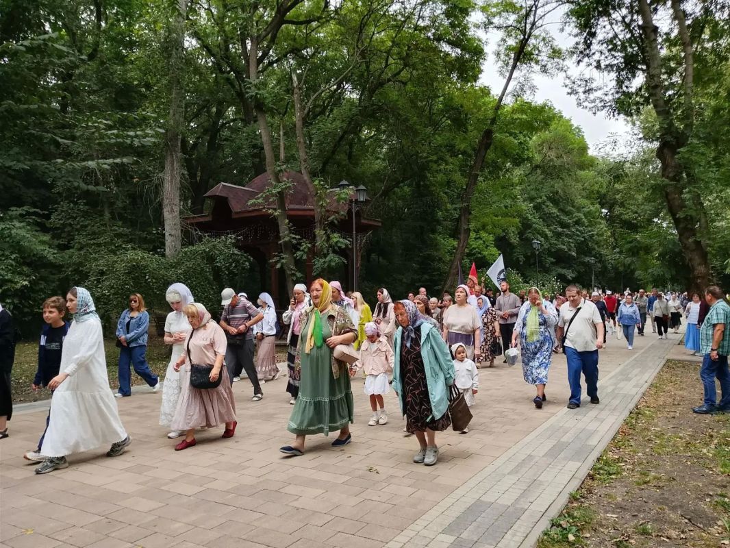 В светлый День города Ессентуки объединяются в торжественном крестном ходе - так бережно хранят горожане связь с историей и традициями родного края В светлый День города Ессентуки объединяются в торжественном крестном ходе - так бережно хранят горожане связь с историей и традициями родного края