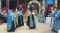 В шествии - тихая сила единства: шаг за шагом горожане бережно несут сквозь улицы память о традициях и истории родного города