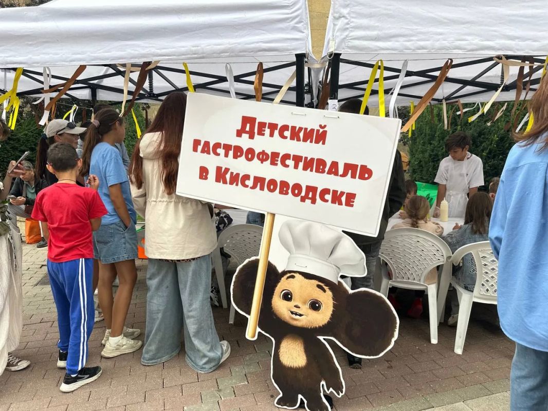 Кулинарная Академия. В День рождения Чебурашки, юные гости могут не только танцевать, петь, дегустировать сладости и участвовать в разных творческих интерактивах, но и попробовать стать поваром в нашей «Кулинарной академии»... Кулинарная Академия. В День рождения Чебурашки, юные гости могут не только танцевать, петь, дегустировать сладости и участвовать в разных творческих интерактивах, но и попробовать стать поваром в нашей «Кулинарной академии»...