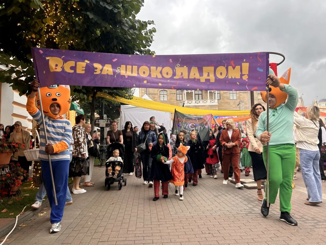 Мультпарад любимых героев Ярко, масштабно и незабываемо — именно так прошёл III «Мультпарад» в рамках нашего фестиваля! Дети и взрослые нарядились в костюмы любимых персонажей и многотысячной колонной прошли по Курортному... Мультпарад любимых героев Ярко, масштабно и незабываемо — именно так прошёл III «Мультпарад» в рамках нашего фестиваля! Дети и взрослые нарядились в костюмы любимых персонажей и многотысячной колонной прошли по Курортному...