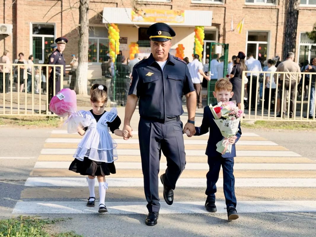 В Ставропольском крае сотрудники Госавтоинспекции провели первые уроки дорожной безопасности В Ставропольском крае сотрудники Госавтоинспекции провели первые уроки дорожной безопасности
