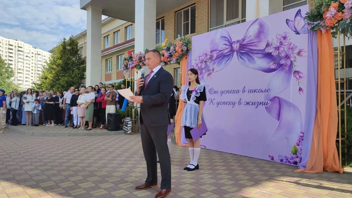 В школах краевой столицы прозвучали первые звонки В школах краевой столицы прозвучали первые звонки