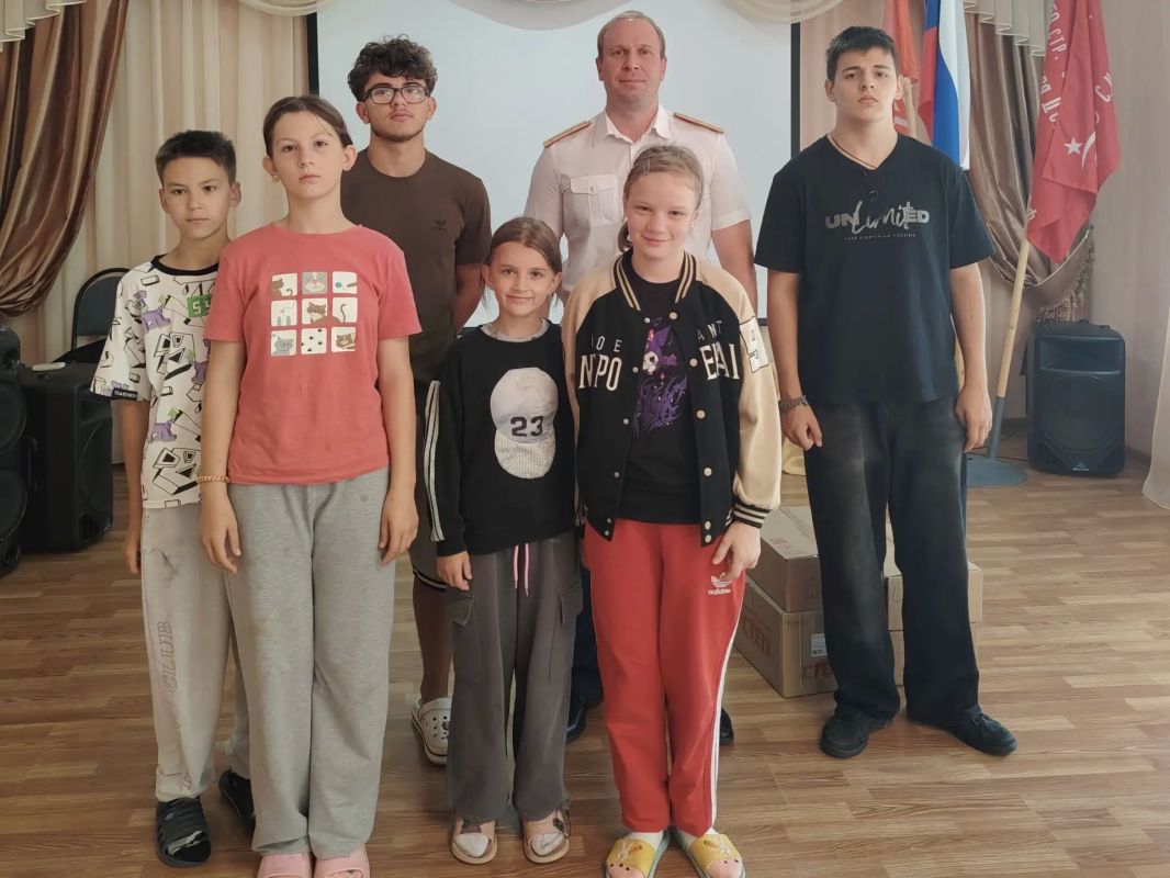 В Минераловодском округе и в Невинномысске сотрудники СКР поздравили воспитанников подшефных учреждений с Днем знаний В Минераловодском округе и в Невинномысске сотрудники СКР поздравили воспитанников подшефных учреждений с Днем знаний