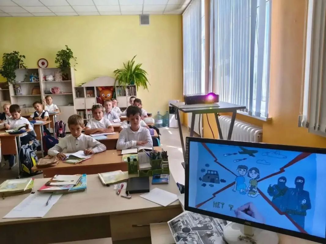 Евгений Моисеев: Более 10 тысяч школьников Кисловодска стали участниками уроков памяти в День солидарности в борьбе с терроризмом Евгений Моисеев: Более 10 тысяч школьников Кисловодска стали участниками уроков памяти в День солидарности в борьбе с терроризмом
