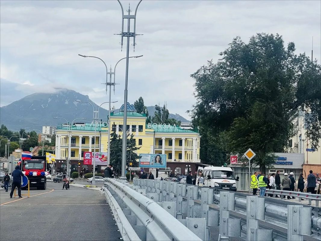 В Пятигорске прошла торжественная церемония открытия нового моста на проспекте Калинина В Пятигорске прошла торжественная церемония открытия нового моста на проспекте Калинина
