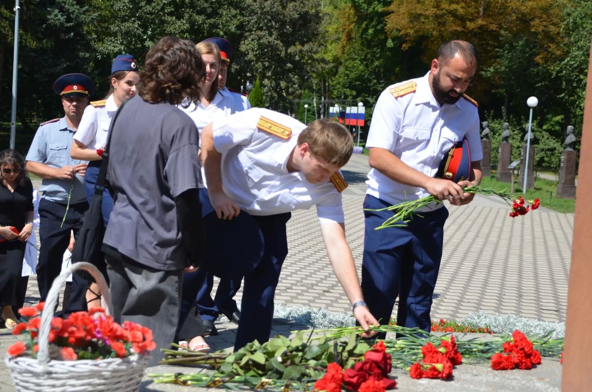 В Ессентуках сотрудники СКР приняли участие в мероприятии, посвященном Дню солидарности в борьбе с терроризмом В Ессентуках сотрудники СКР приняли участие в мероприятии, посвященном Дню солидарности в борьбе с терроризмом