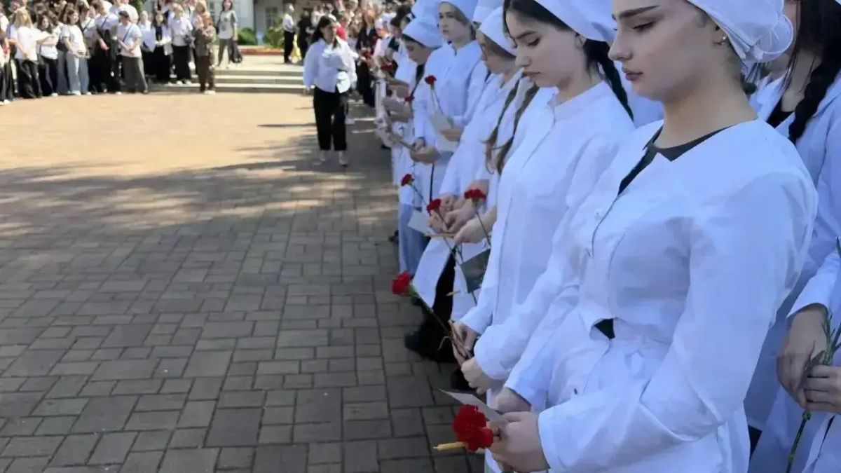 Евгений Моисеев: В День солидарности в борьбе с терроризмом в Кисловодске прошли памятные мероприятия, посвящённые жертвам терактов 2003 года в электропоездах Евгений Моисеев: В День солидарности в борьбе с терроризмом в Кисловодске прошли памятные мероприятия, посвящённые жертвам терактов 2003 года в электропоездах