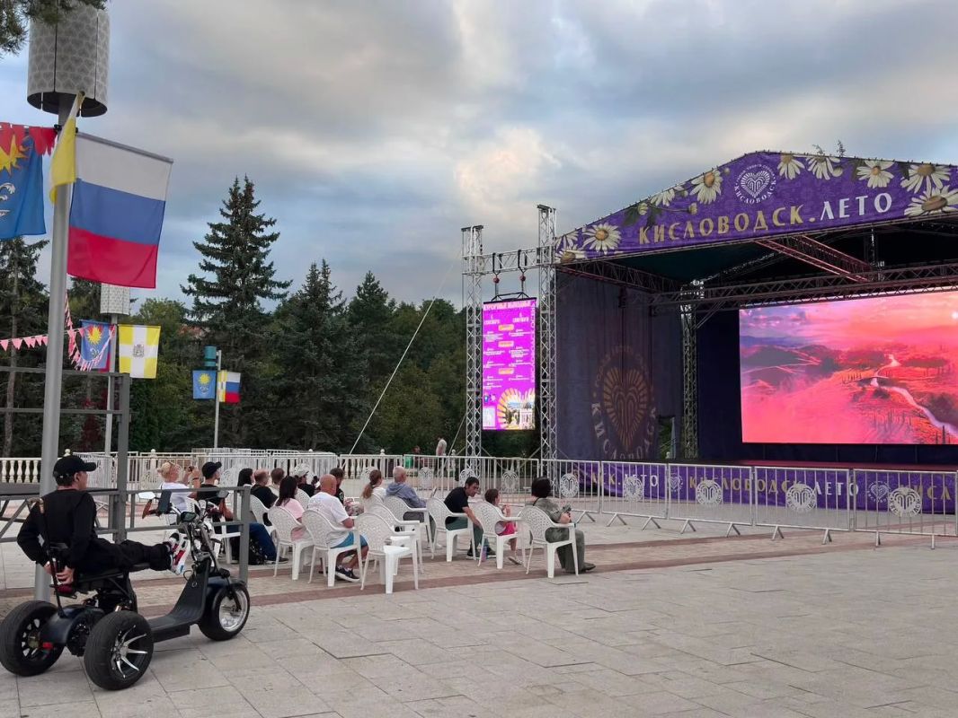 Уютный кинотеатр под открытым небом в Комсомольском парке Уютный кинотеатр под открытым небом в Комсомольском парке