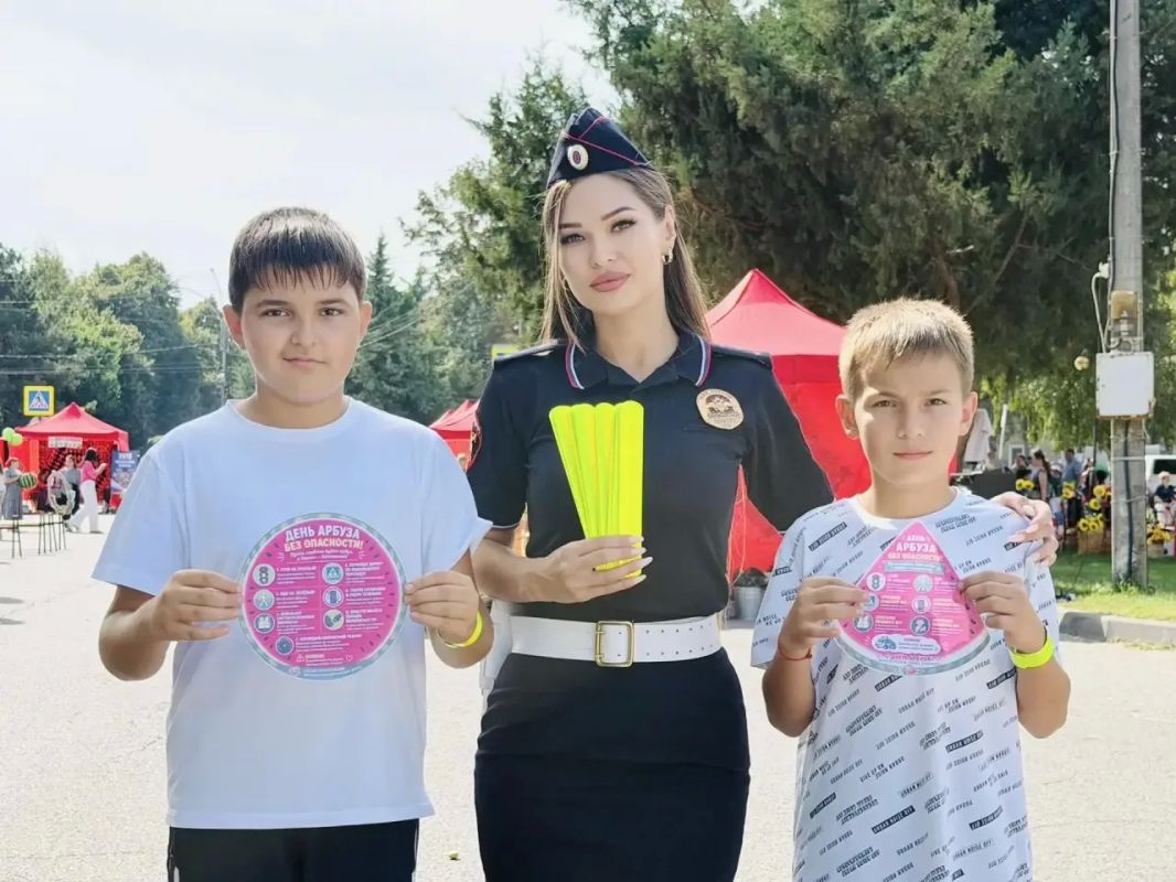В станице Курской на арбузном фестивале детям напомнили о безопасности на дороге В станице Курской на арбузном фестивале детям напомнили о безопасности на дороге